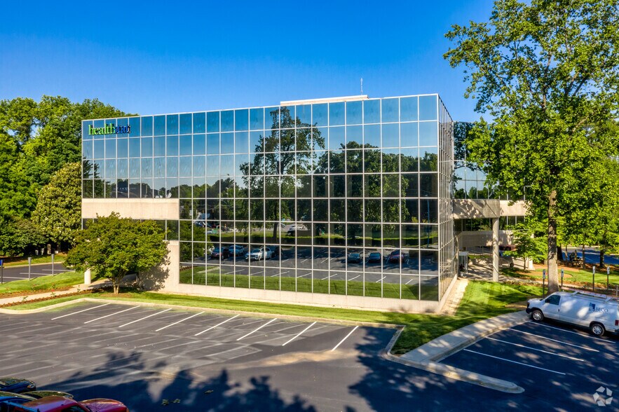 4651 Charlotte Park Dr, Charlotte, NC à louer - Photo du bâtiment - Image 2 de 5