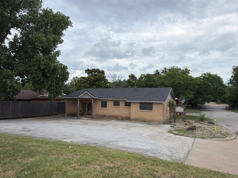 201 Cottonwood St, Weatherford, TX for lease - Building Photo - Image 3 of 5