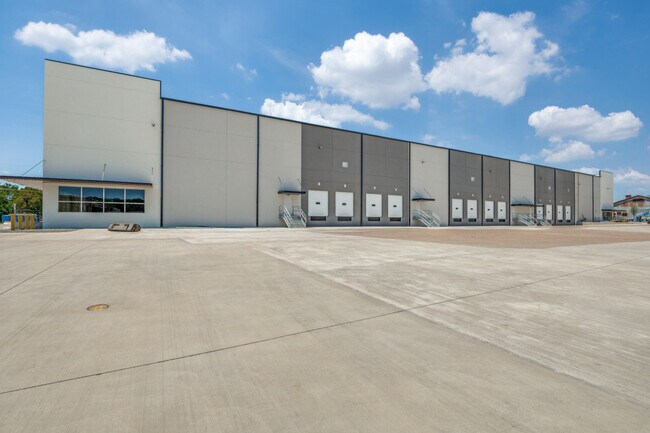 Plus de détails pour 111 E Lampasas St, Ennis, TX - Industriel à louer