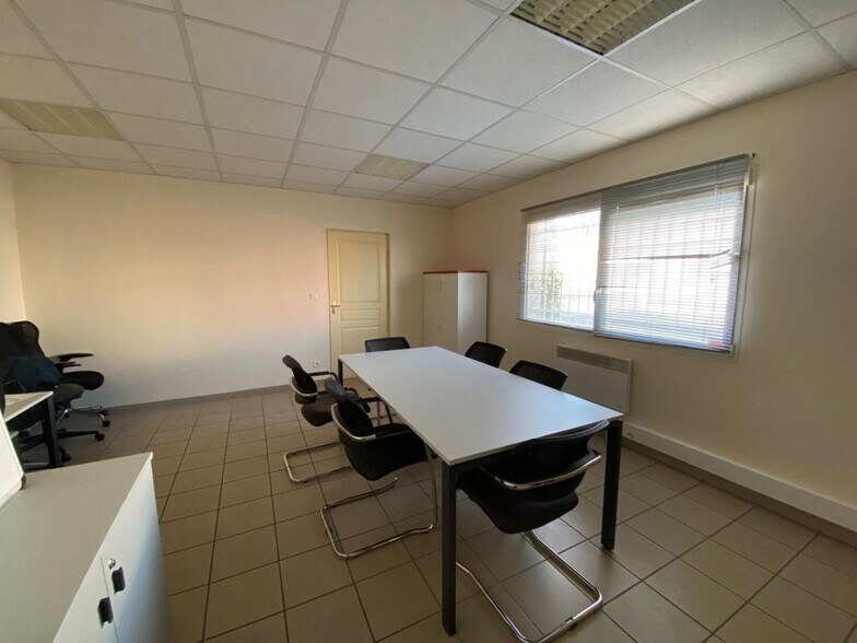 Flex in Genas for lease - Interior Photo - Image 3 of 4