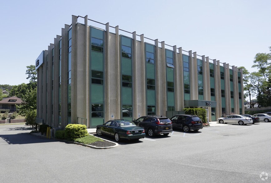 755 New York Ave, Huntington, NY à louer - Photo du bâtiment - Image 3 de 7