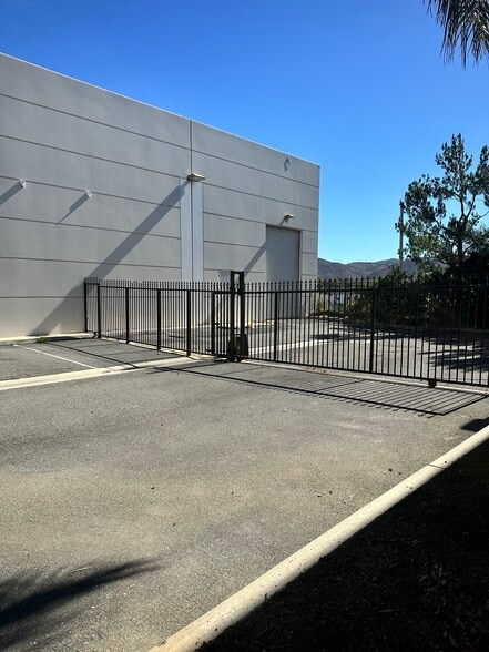 220 Crouse Dr, Corona, CA for lease - Building Photo - Image 2 of 8