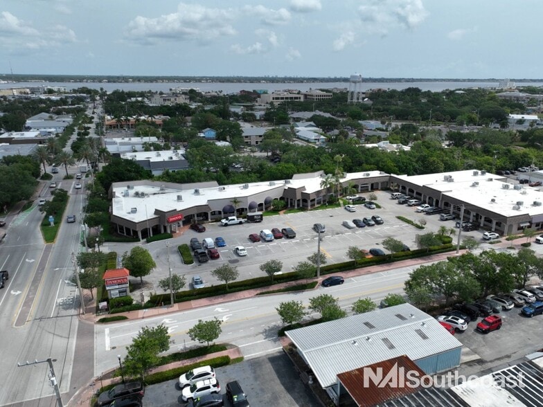 715-735 Colorado Ave, Stuart, FL for lease - Building Photo - Image 2 of 4
