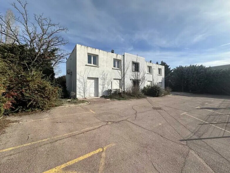 Office in Aix-en-Provence for lease - Building Photo - Image 3 of 9