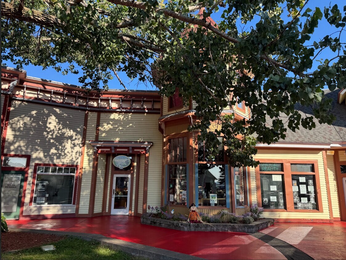 102-258 S Huron Ave, Mackinaw City, MI for lease Building Photo- Image 1 of 3