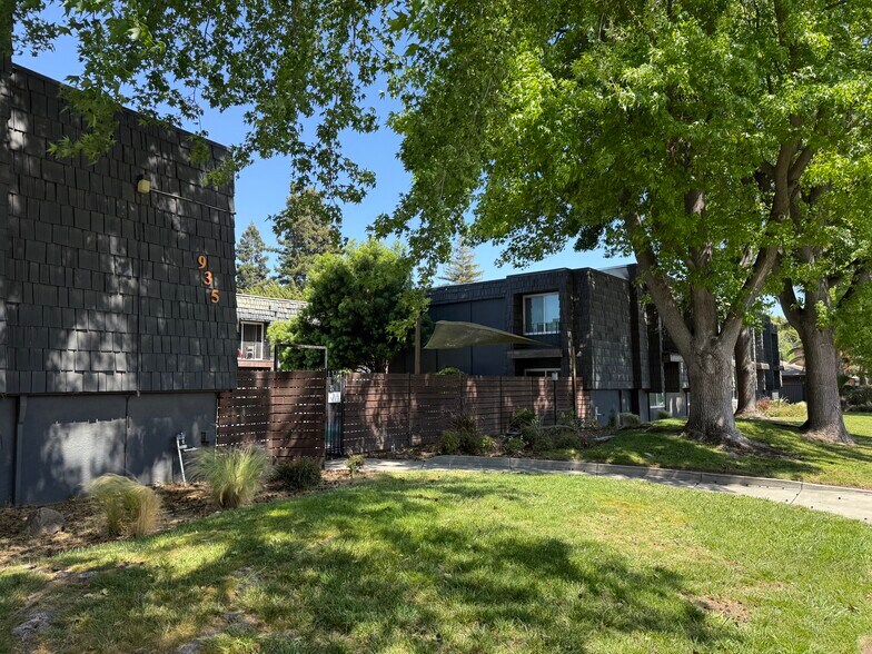 935 Johnfer Way, Sacramento, CA à vendre - Photo du bâtiment - Image 3 de 17