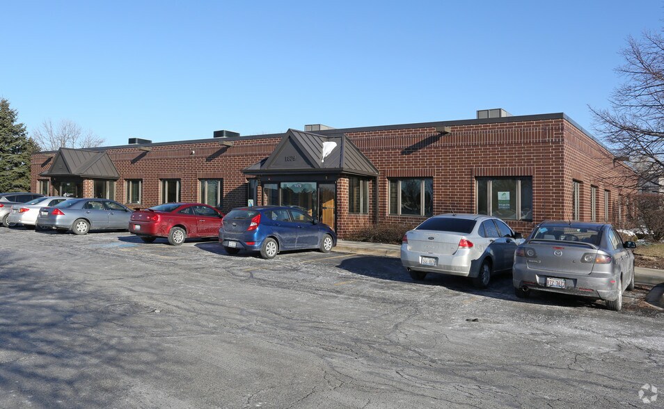 1879-1887 High Grove Ln, Naperville, IL à louer - Photo du bâtiment - Image 3 de 19