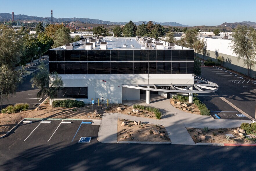 28245 Avenue Crocker, Valencia, CA à louer - Photo du bâtiment - Image 3 de 5