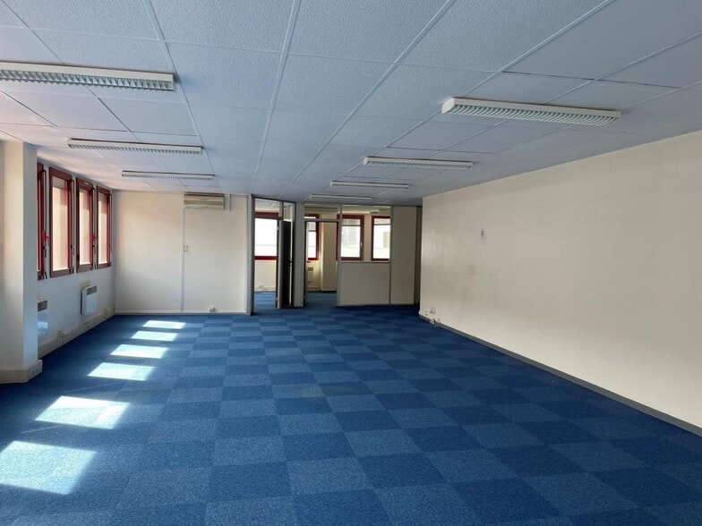 43 Rue De La Cité, Lyon for lease - Interior Photo - Image 2 of 4
