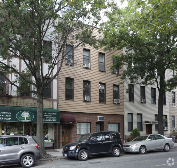 211 Nassau Ave, Brooklyn, NY for sale - Primary Photo - Image 1 of 1