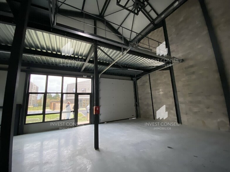 Flex in Groslay for lease - Building Photo - Image 1 of 9