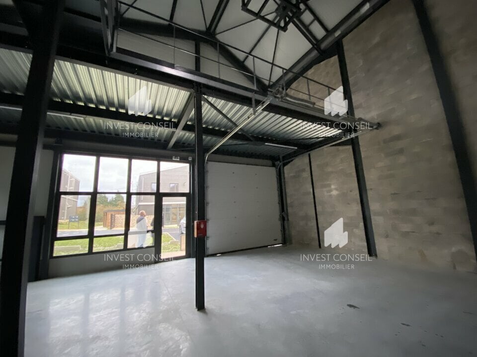 Flex in Groslay for lease Building Photo- Image 1 of 10