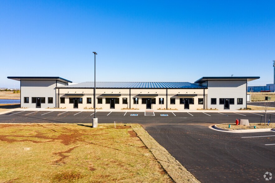 10401 W Reno Ave, Oklahoma City, OK à louer - Photo du bâtiment - Image 2 de 15