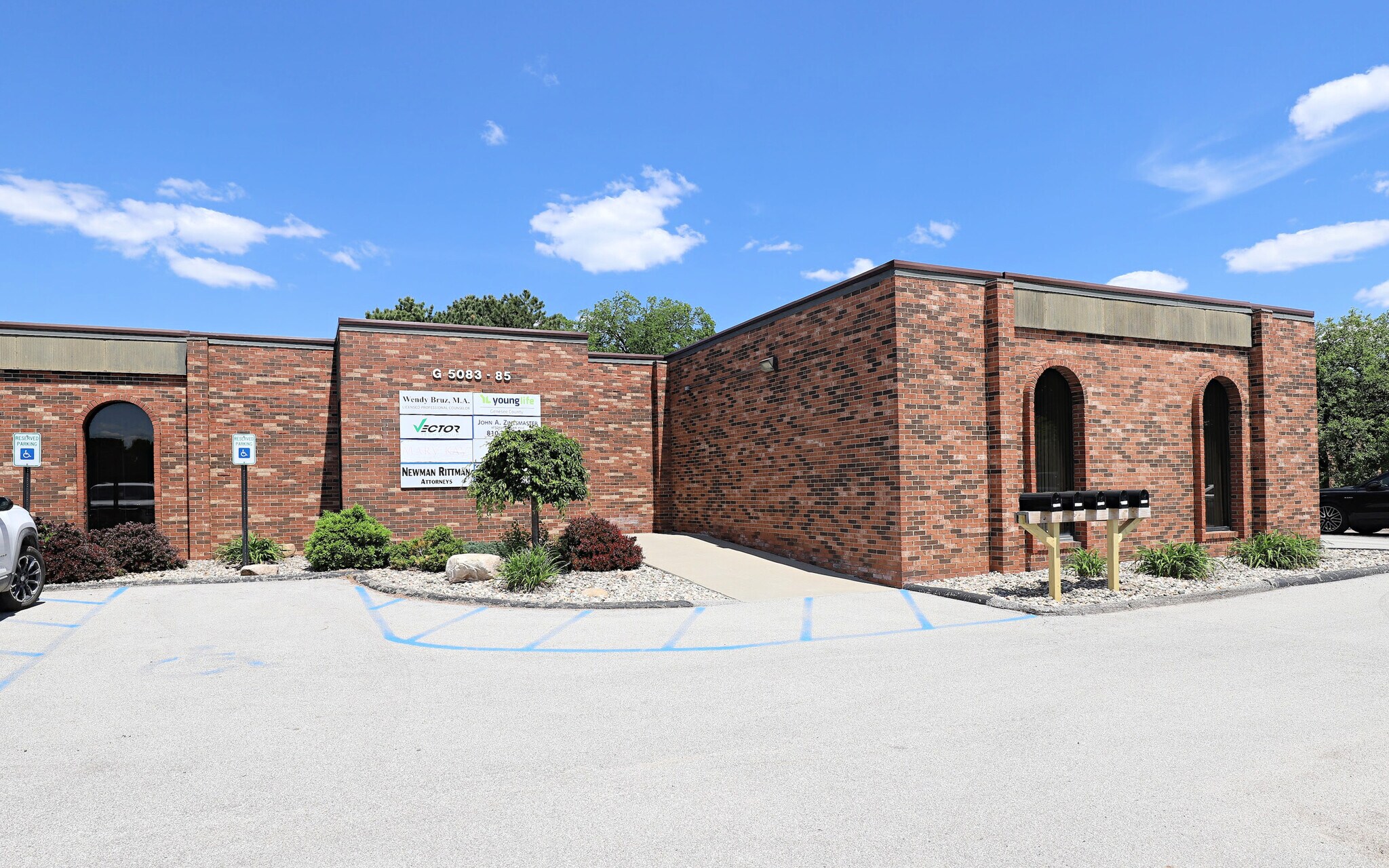 5083-5085 Miller Rd, Flint, MI à vendre Photo du bâtiment- Image 1 de 9