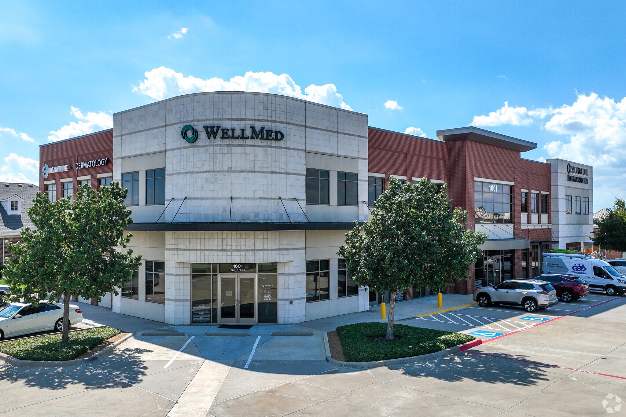 1601 W Hebron Pky, Carrollton, TX for lease Primary Photo- Image 1 of 5