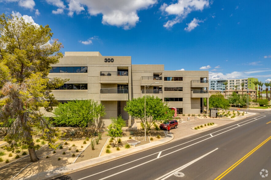 300 W clarendon Ave, Phoenix, AZ for lease - Building Photo - Image 2 of 5
