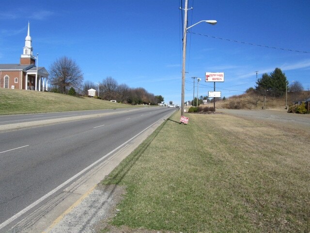 1021 E Stewart Dr, Galax, VA à vendre - Photo du bâtiment - Image 2 de 4