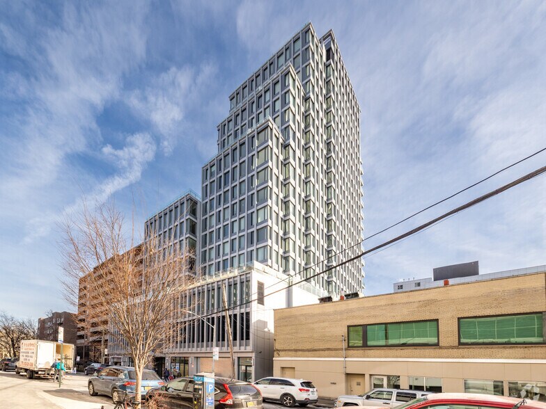 136-18 Maple Ave, Flushing, NY à louer - Photo du bâtiment - Image 2 de 31