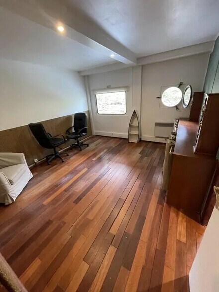 Office in Suresnes for lease - Building Photo - Image 2 of 15