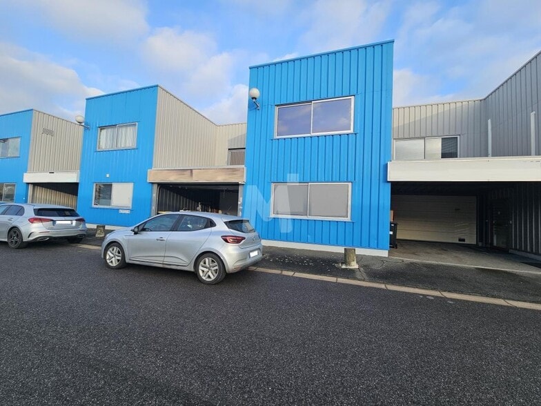 Office in Mennecy for lease - Building Photo - Image 2 of 2