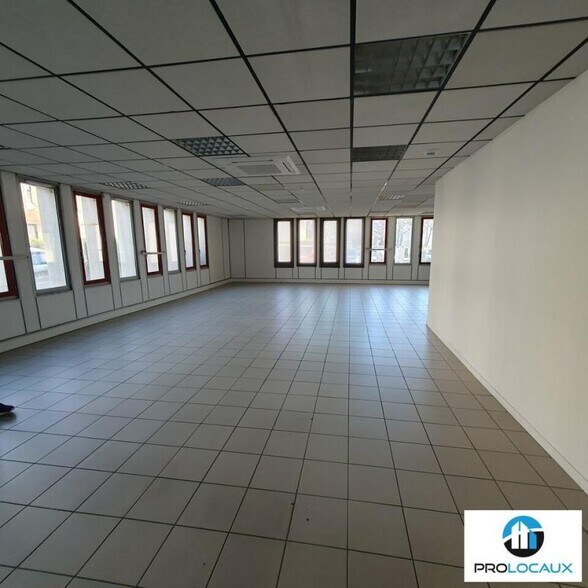 Office in Meylan for lease - Interior Photo - Image 2 of 9