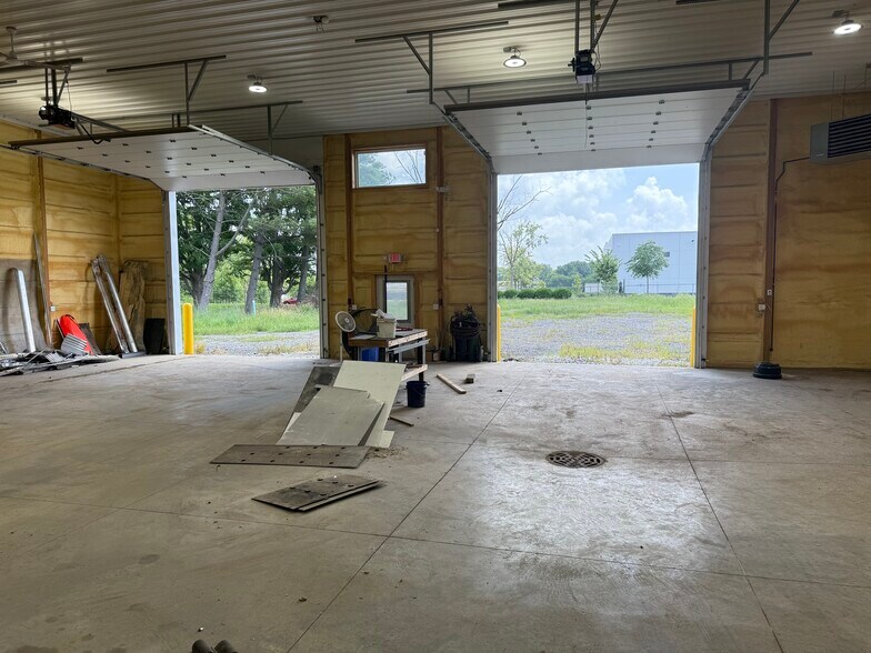 5740 W Minnesota St, Indianapolis, IN à louer - Photo du bâtiment - Image 2 de 4