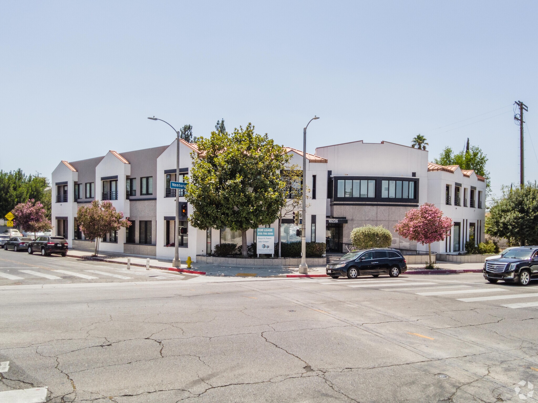 18226 Ventura Blvd, Tarzana, CA à louer Photo du bâtiment- Image 1 de 5