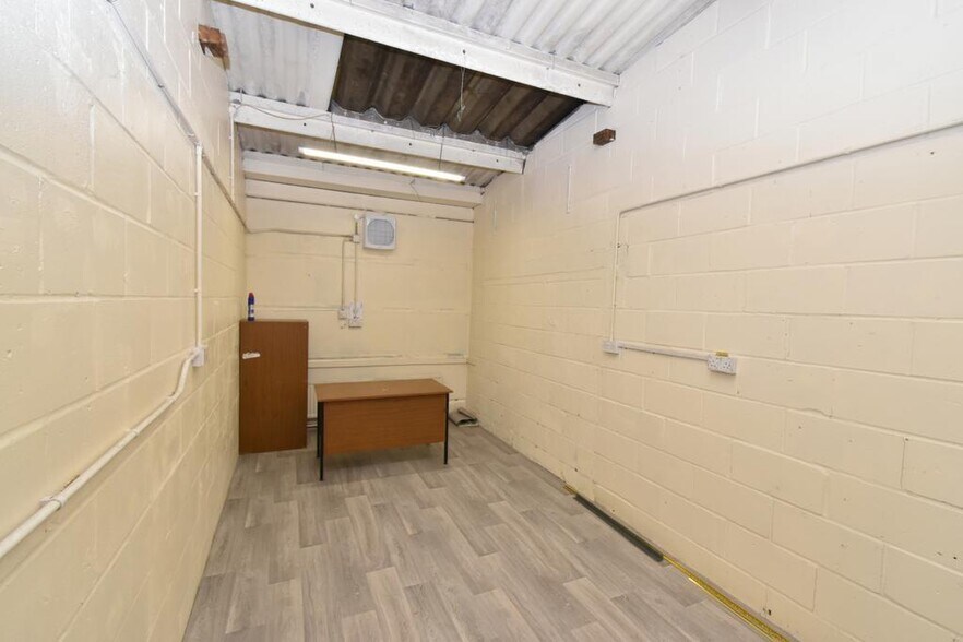 18-24 Stanley Ave, Wembley à louer - Photo du bâtiment - Image 2 de 8