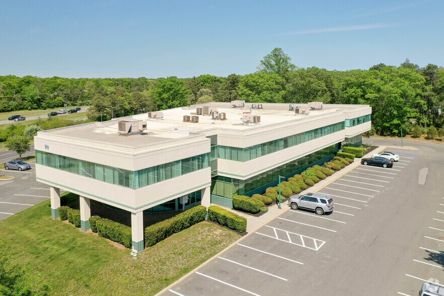 570 Expressway Dr S, Medford, NY à louer - Photo du bâtiment - Image 2 de 3