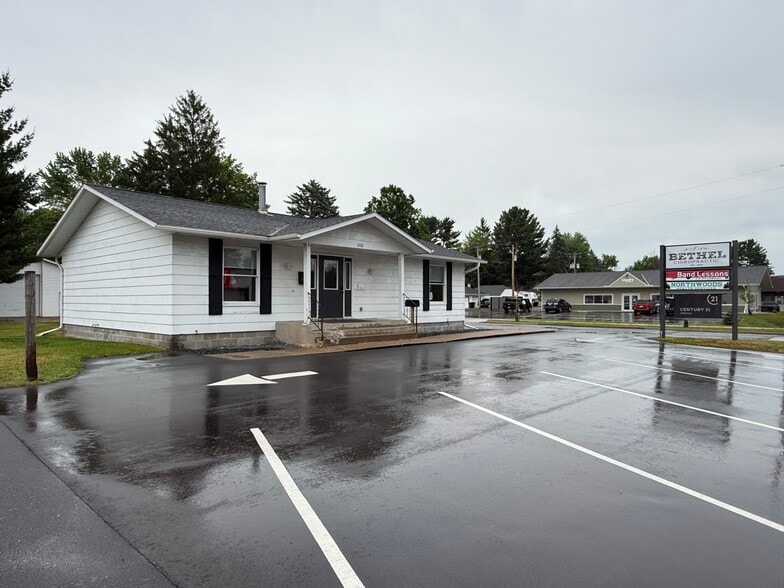 1202 N Broadway St, Menomonie, WI à louer - Photo du bâtiment - Image 1 de 8