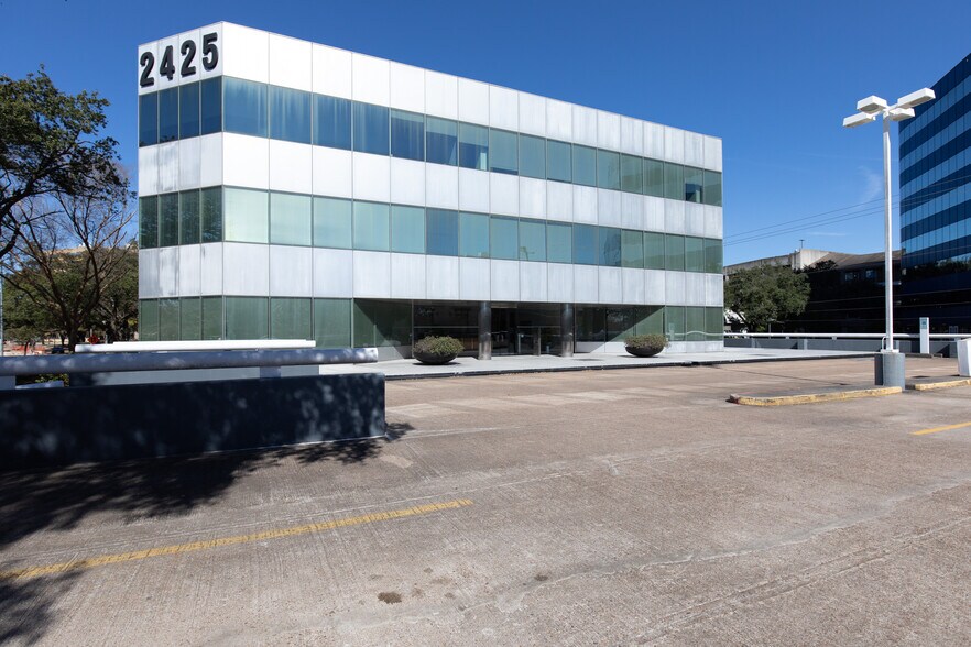 2425 Fountain View Dr, Houston, TX à louer - Photo du bâtiment - Image 3 de 5