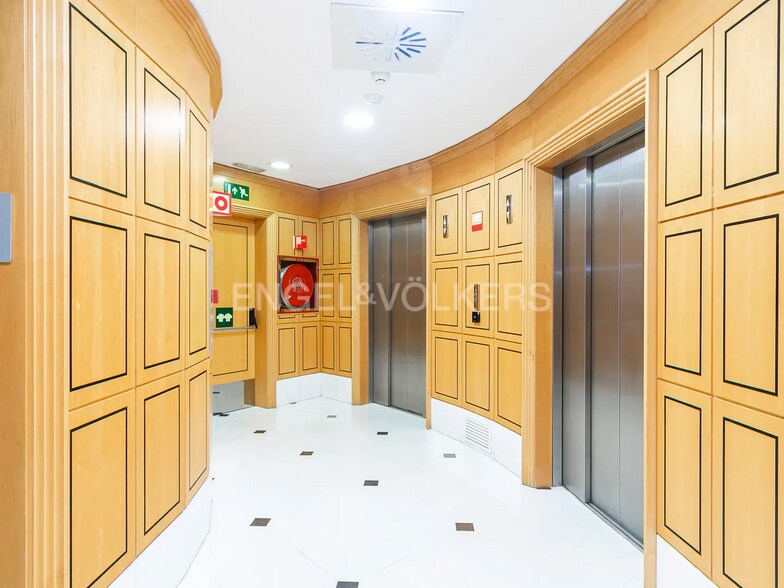 Bureau dans Barcelone à louer - Hall d’entrée - Image 3 de 3