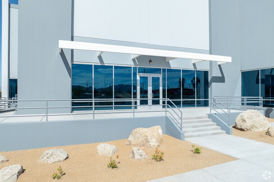 2327 N Nellis Blvd, Las Vegas, NV à vendre - Photo du bâtiment - Image 3 de 14