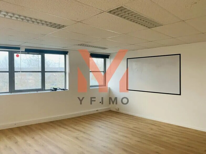 Office in Poissy for lease - Interior Photo - Image 3 of 5