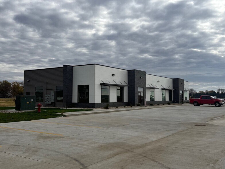 2090 Old Highway 75, Sergeant Bluff, IA for lease - Building Photo - Image 1 of 1