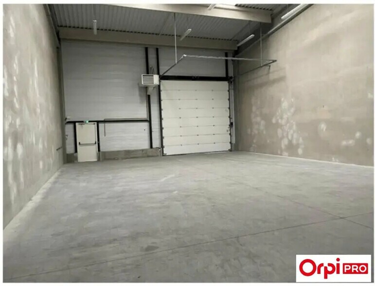 Flex in Saint-Quentin-Fallavier for lease - Building Photo - Image 2 of 6