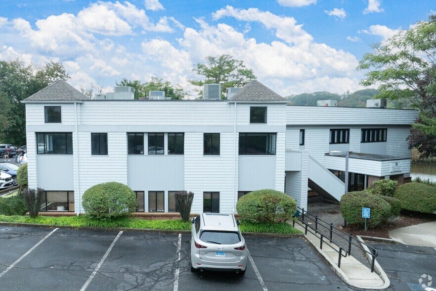 162 Kings Hwy N, Westport, CT à louer - Photo du bâtiment - Image 2 de 3