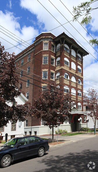99 Oak St, Binghamton, NY à vendre - Photo du bâtiment - Image 3 de 15