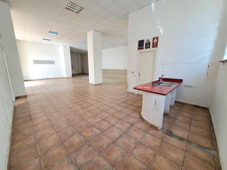 Retail in Carcaixent, Valencia for lease - Interior Photo - Image 2 of 14