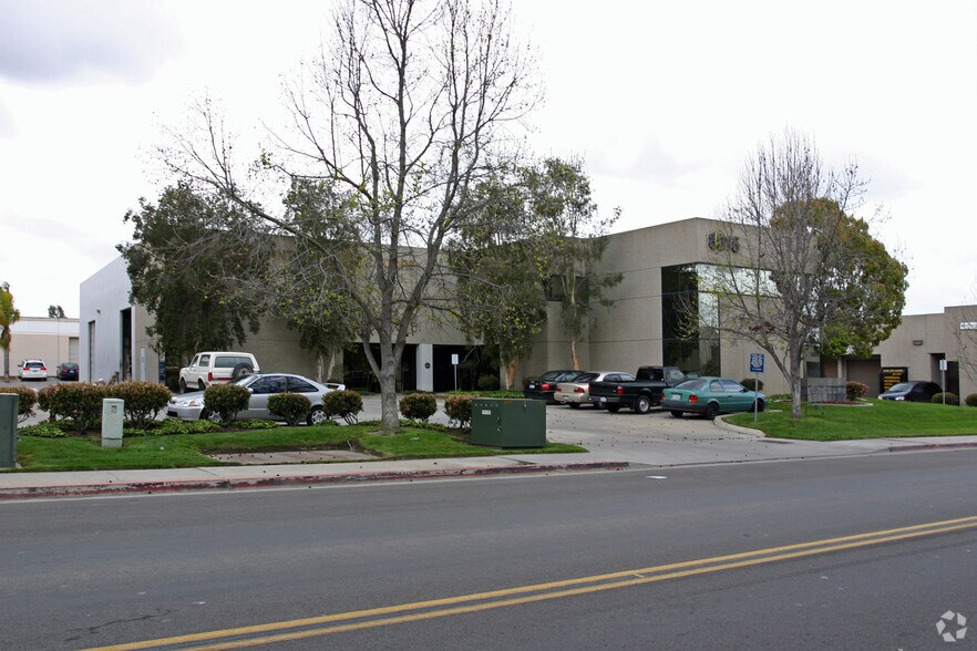 8015 Silverton Ave, San Diego, CA à louer - Photo du bâtiment - Image 3 de 7