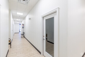 4244-4944 Poplar Level Rd, Louisville, KY à louer Photo intérieure- Image 1 de 2