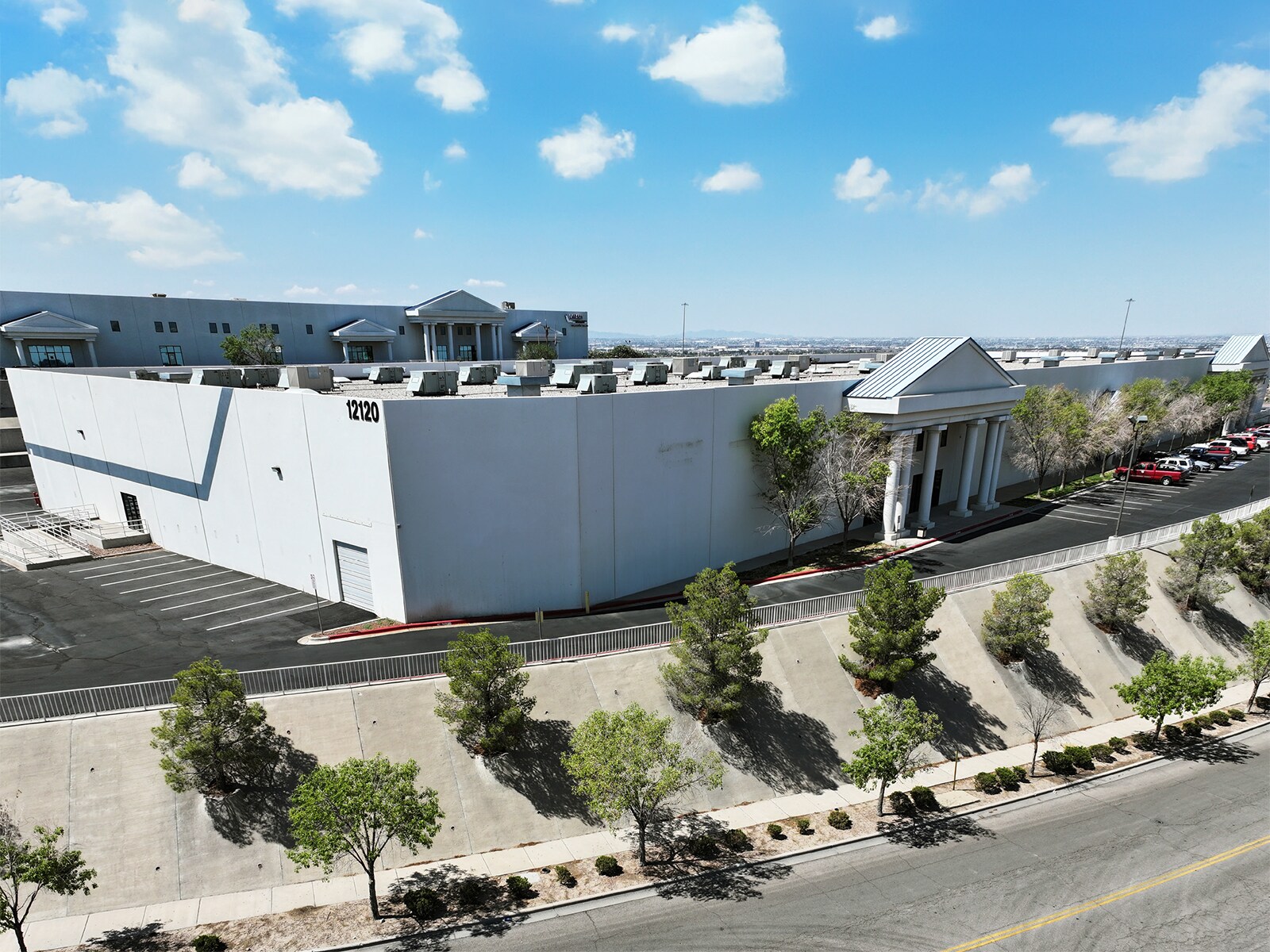 12120 Rojas Dr, El Paso, TX à louer Photo du bâtiment- Image 1 de 2