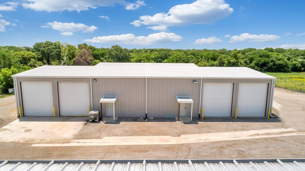 245-251 Ponderosa Ln, Burleson, TX for lease - Building Photo - Image 2 of 3