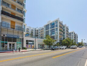 5550 Hollywood Blvd, Los Angeles, CA for lease Building Photo- Image 1 of 3