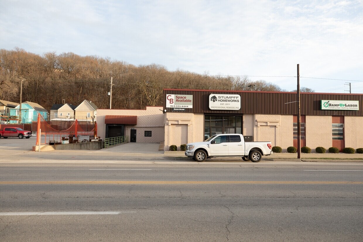 735 Southwest Blvd, Kansas City, KS for lease Primary Photo- Image 1 of 2