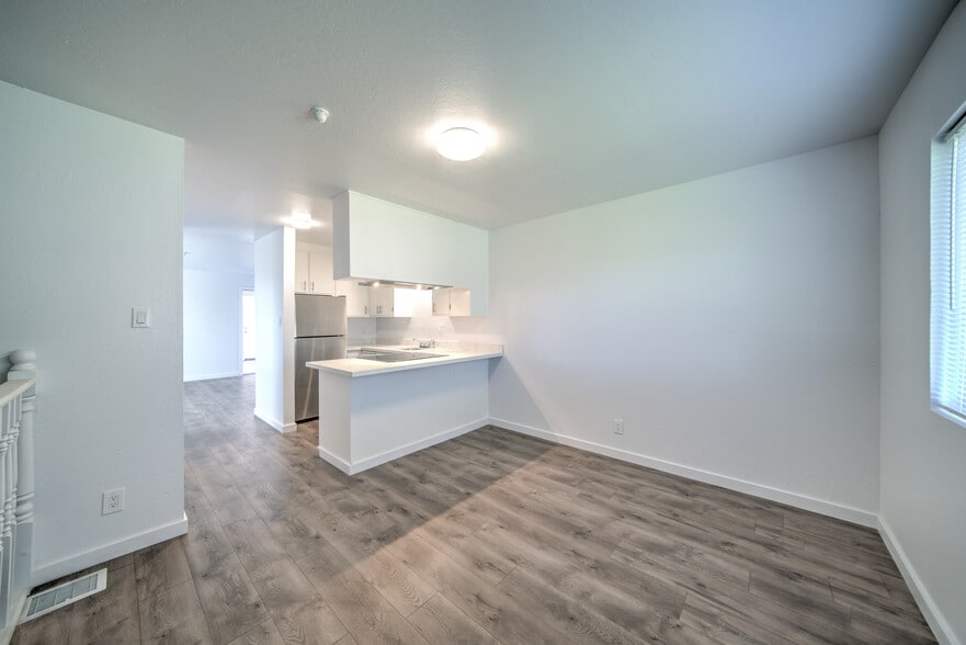 408 Keller St, Petaluma, CA for sale - Interior Photo - Image 3 of 26