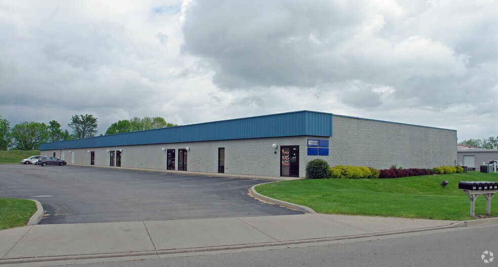 305-330 Smith Dr, Clayton, OH à louer - Photo du bâtiment - Image 2 de 5