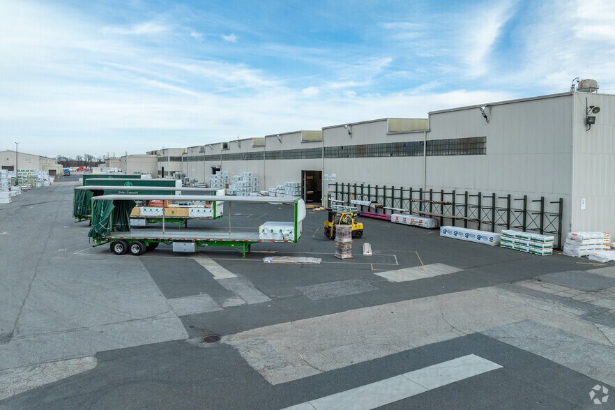 7700 Rolling Mill Rd, Baltimore, MD à louer - Photo du bâtiment - Image 2 de 5