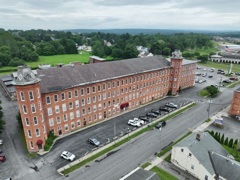 587 Main St, New York Mills, NY for lease - Building Photo - Image 1 of 7