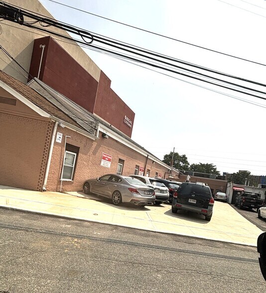 337-343 Merrick Rd, Lynbrook, NY à louer - Photo du bâtiment - Image 3 de 3